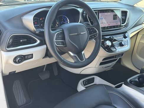 Used 2023 Chrysler Pacifica Touring-L FWD image 15