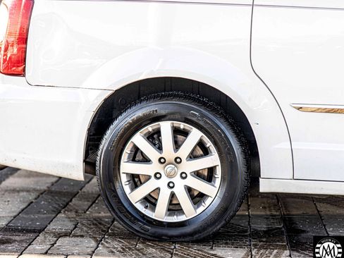 Used 2015 Chrysler Town & Country Touring image 11
