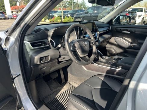 Certified 2024 Toyota Highlander XLE image 12