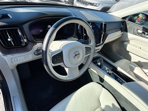 Used 2022 Volvo XC60 B5 Momentum image 12