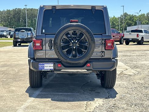 Used 2025 Jeep Wrangler Unlimited Sahara AWD/4WD image 7