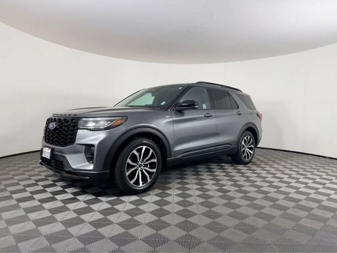 Used 2025 Ford Explorer ST-Line w/ Premium Package image 9