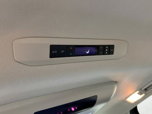 Used 2022 Toyota Sienna Limited image 27