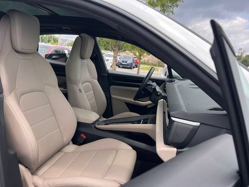 Used 2025 Porsche Macan Electric w/ Premium Package RWD image 33