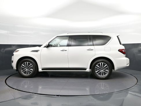 Used 2024 Nissan Armada SL w/ Captain's Chairs Package RWD image 4