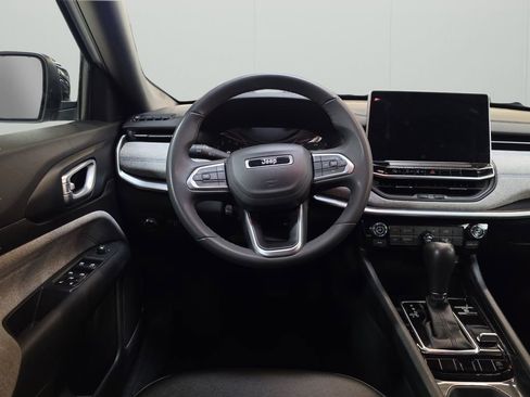 Used 2024 Jeep Compass Latitude image 19