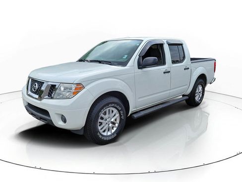 Used 2014 Nissan Frontier SV image 2