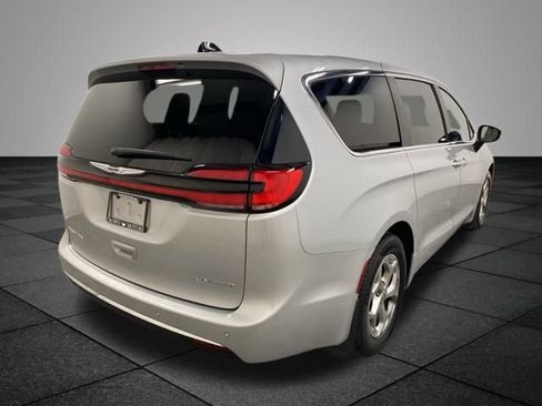 Used 2024 Chrysler Pacifica Limited image 7