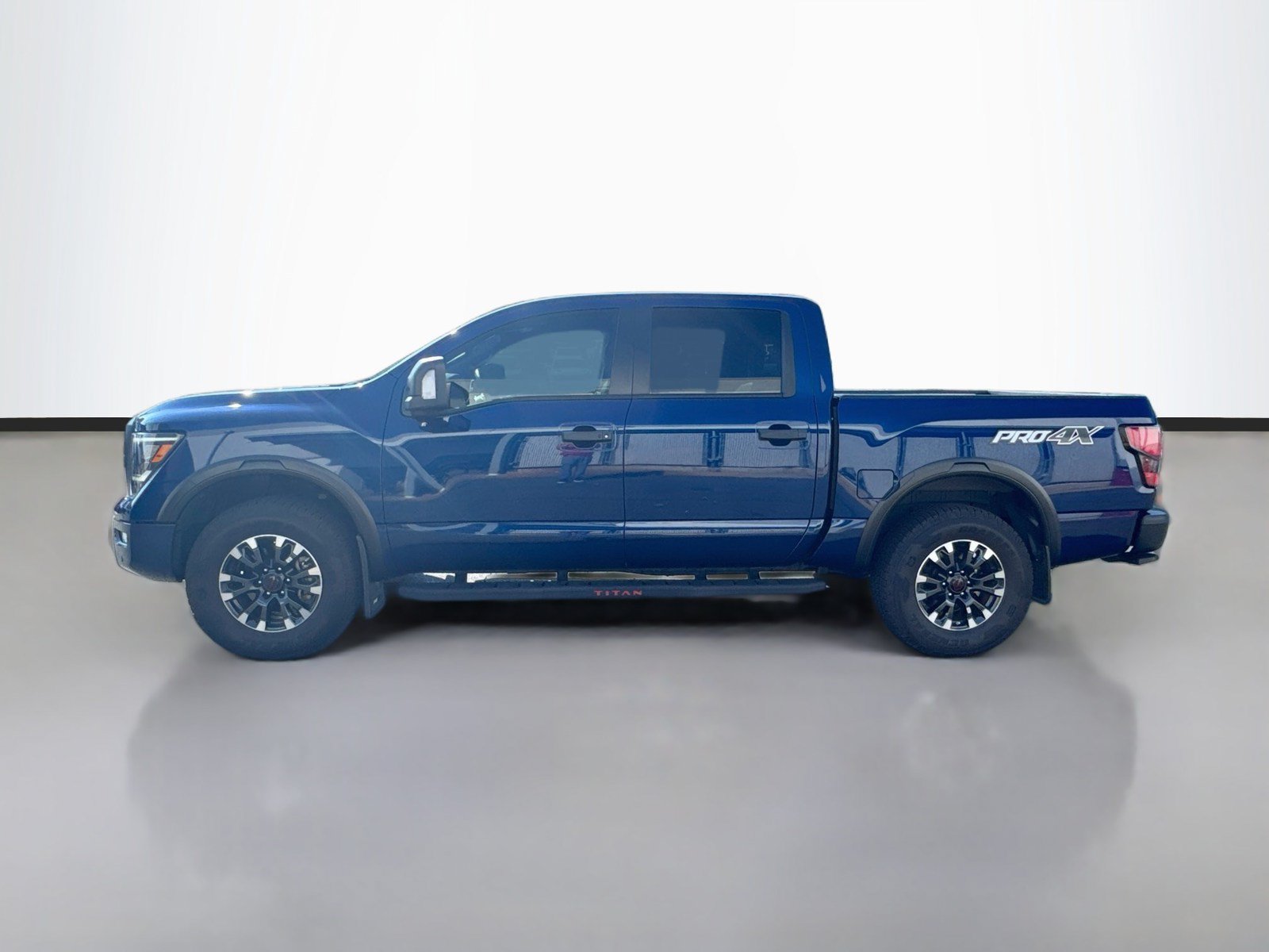 Used 2024 Nissan Titan PRO-4X w/ Pro-4x Convenience Package AWD/4WD image 4