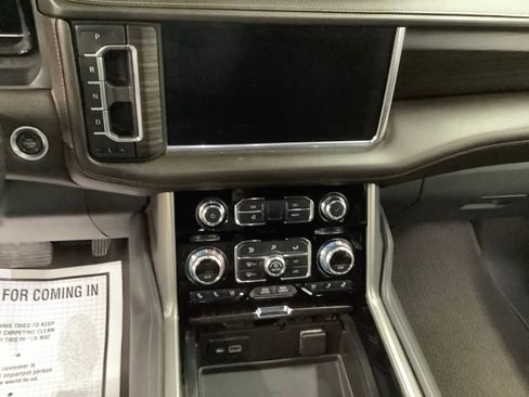 Used 2022 GMC Yukon XL Denali w/ Denali Premium Package AWD/4WD image 17