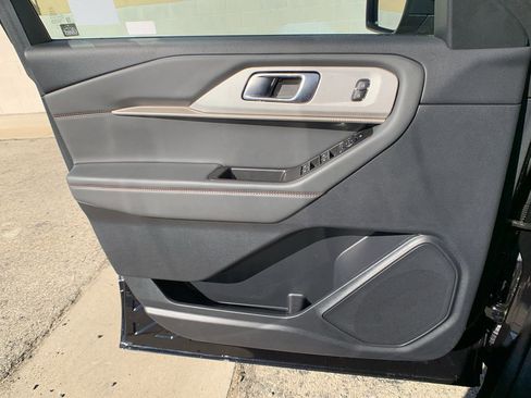 Used 2025 Ford Explorer Active w/ Active Comfort Package image 18