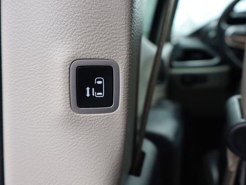 Used 2021 Chrysler Pacifica Touring-L w/ Uconnect Theater Family Group image 44