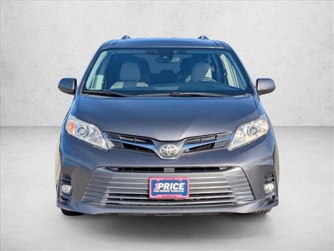Used 2018 Toyota Sienna XLE image 2