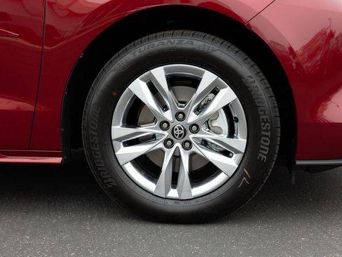 New 2026 Toyota Sienna XLE FWD image 4