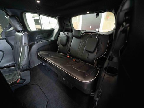 Used 2025 Chrysler Pacifica Limited FWD image 24