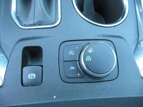 Used 2022 Chevrolet Traverse LT FWD image 28