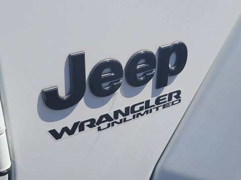 Used 2022 Jeep Wrangler Unlimited Sahara image 6