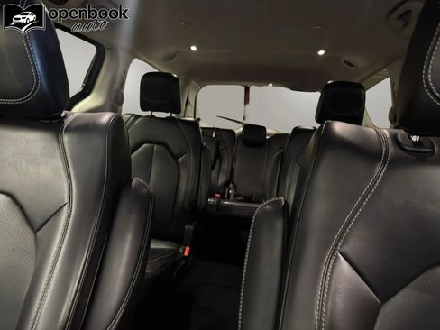 Used 2023 Chrysler Pacifica Touring-L FWD image 14