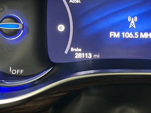 Used 2023 Chrysler Pacifica Pinnacle FWD image 10