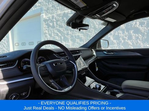 New 2025 Jeep Grand Cherokee L Laredo image 10