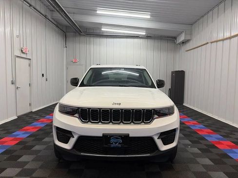 Used 2023 Jeep Grand Cherokee Laredo AWD/4WD image 9