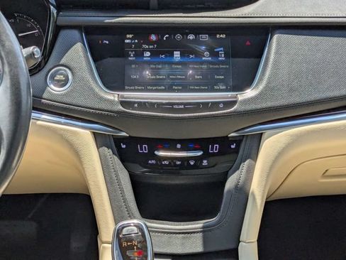 Used 2018 Cadillac XT5 Luxury w/ Driver Awareness Package FWD image 19