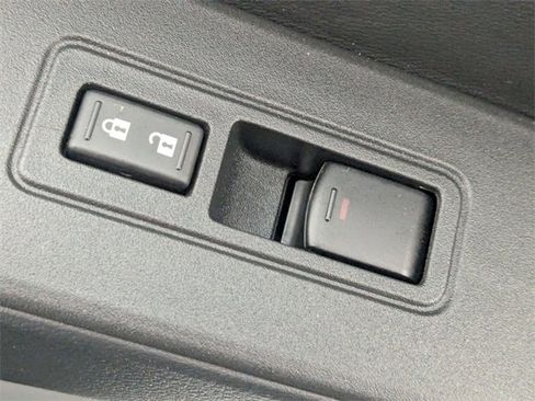 Used 2025 Nissan Frontier SV image 32