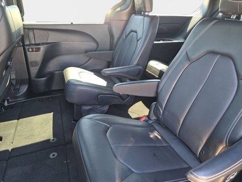 Used 2025 Chrysler Pacifica Select FWD image 18