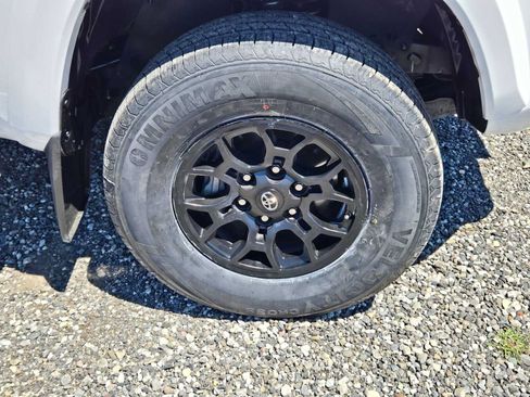 Used 2020 Toyota Tacoma SR5 AWD/4WD image 11
