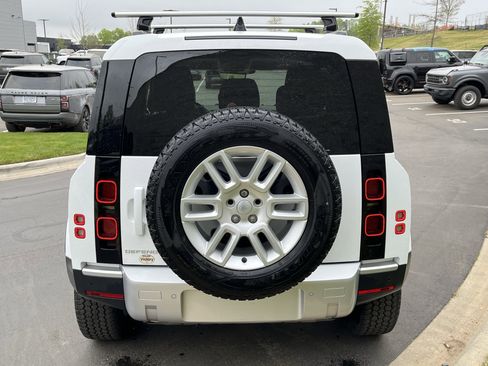 Used 2025 Land Rover Defender 90 S image 6