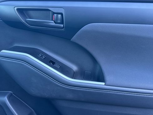 Used 2025 Toyota Highlander LE image 21