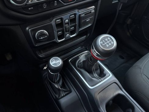Used 2020 Jeep Wrangler Unlimited Sahara AWD/4WD image 16