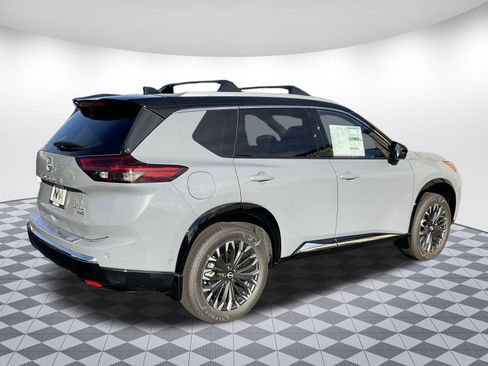 Used 2025 Nissan Rogue Platinum image 3