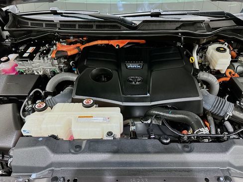 Used 2023 Toyota Sequoia Capstone AWD/4WD image 33