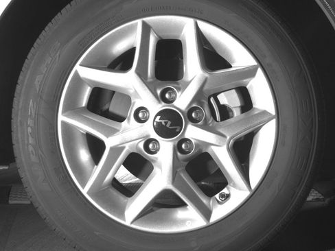 Used 2025 Kia Soul LX w/ LX Technology Package FWD image 13
