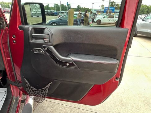 Used 2012 Jeep Wrangler Unlimited Sahara AWD/4WD image 16