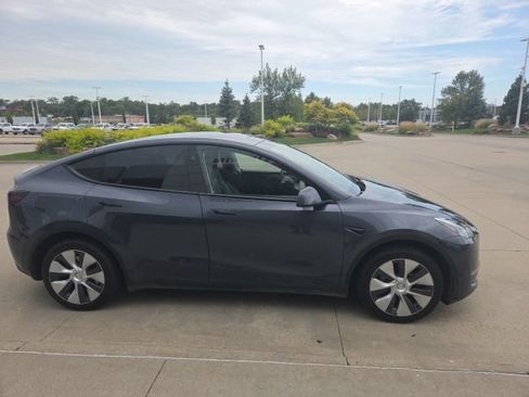 Used 2023 Tesla Model Y Long Range AWD/4WD image 5