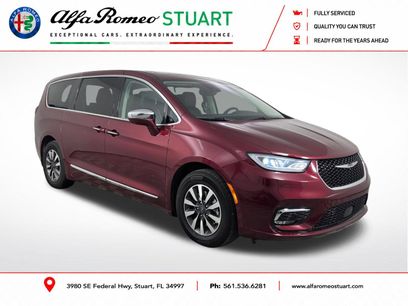 Used 2022 Chrysler Pacifica Limited w/ Uconnect Theater Family Group