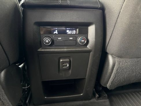 Used 2023 Chevrolet Traverse LT FWD image 26