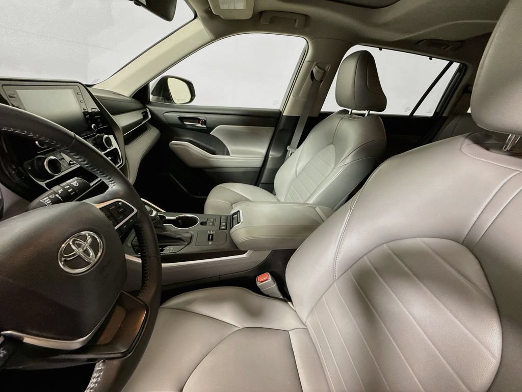 Used 2022 Toyota Highlander XLE FWD image 18