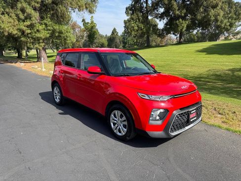 Used 2022 Kia Soul LX FWD image 2