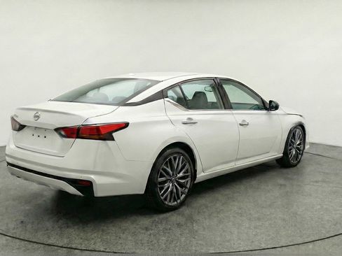 Used 2025 Nissan Altima 2.5 SV FWD image 9