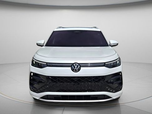 Certified 2025 Volkswagen Tiguan SEL R-Line AWD/4WD image 5