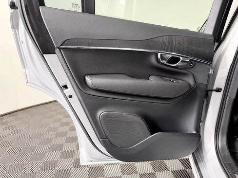 Used 2020 Volvo XC90 T6 Momentum w/ Protection Package Premier image 40