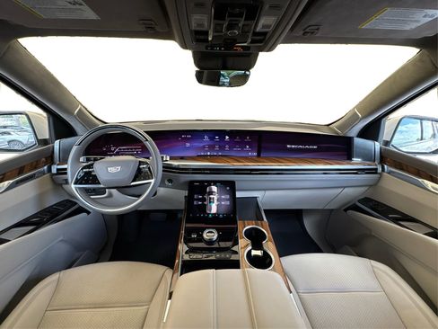 Certified 2025 Cadillac Escalade ESV Sport Platinum AWD/4WD image 25