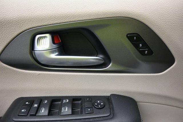 Used 2024 Chrysler Pacifica Touring-L FWD image 11