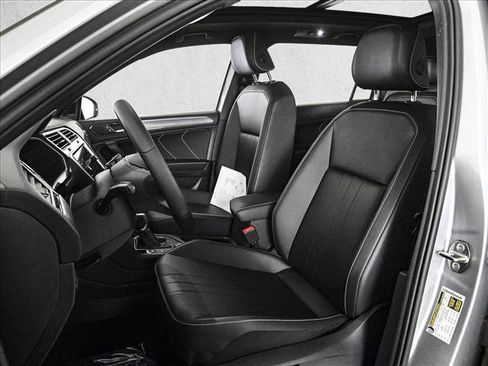 Used 2022 Volkswagen Tiguan SE R-Line image 17