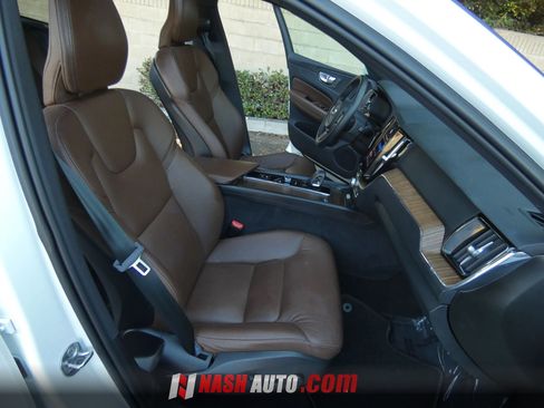 Used 2022 Volvo XC60 B5 Momentum AWD/4WD image 27