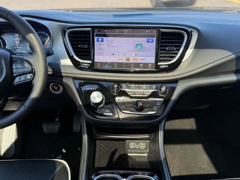 Used 2025 Chrysler Pacifica Limited image 16