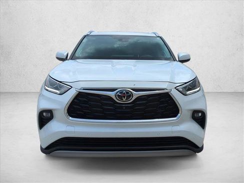 Used 2023 Toyota Highlander Platinum FWD image 2